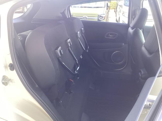 リアシートの座面を跳ね上げるとご覧のスペースが生まれます。背の高い荷物も運べて便利ですね！