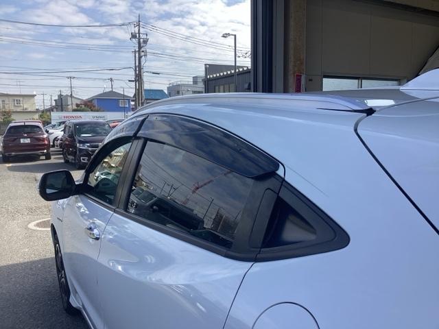 実用的で人気のオプション『ドアバイザー』が付いています！雨の日でも窓を開けて換気ができる便利な装備！付いてて良かったと思える用品です！