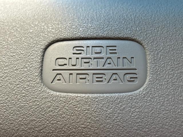 【サイドカーテンエアバッグシステム】万が一の側面からの衝撃に対して、前席〜後席の上部からカーテン状にエアバックが展開して、頭部や頚部を幅広い範囲で保護します。