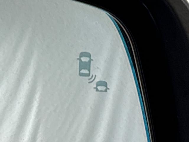 【ブラインドスポットインフォメーション】走行中、斜め後ろに車両が存在すると、その方向のドアミラー上のマークが点灯。さらにその方向にウインカーを操作すると、マークの点滅と警報音で注意を促します