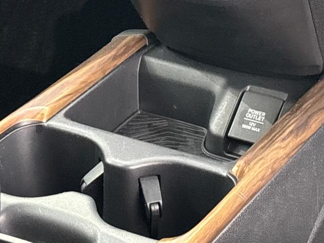 電源ソケットや小物入れなど装備充実です！