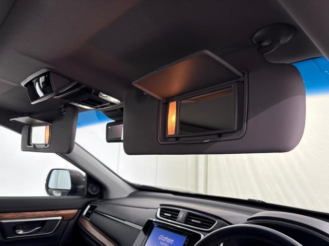 【あると便利な装備】運転席・助手席サンバイザー内側ライト付きミラー＋マップランプが装備されています