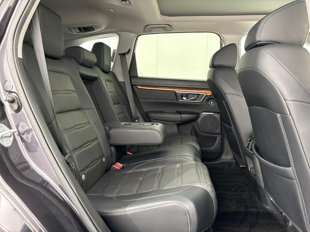 【後席シート】サイズ感以上に感じる後席のゆとり！ひざまわり、頭上にもしっかりとゆとりがありますので、後部座席でも快適なドライブがお楽しみいただけると思います