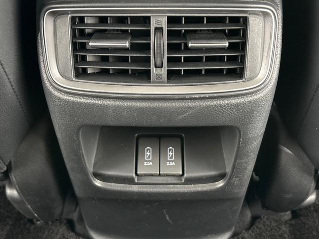 【後席充電用ＵＳＢジャック】後席に２つの「充電用ＵＳＢジャック」を設置。長時間のドライブも安心です