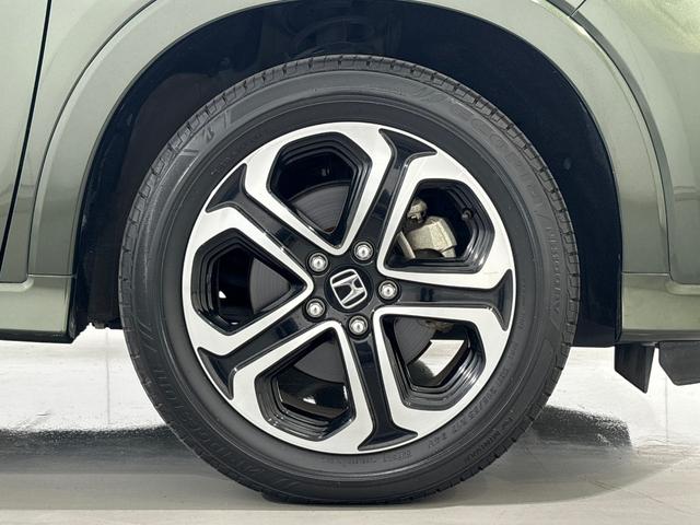 ヴェゼル ハイブリッドＺ　ワンオーナー　点検パック当社実施済み　純正ナビ　Ｂｌｕｅｔｏｏｔｈ　ＵＳＢ　フルセグ　リアカメラ　ＥＴＣ　衝突被害軽減ブレーキ　カーテンエアバッグ　シートヒーター　ＬＥＤ　純正１７インチアルミホイール（14枚目）