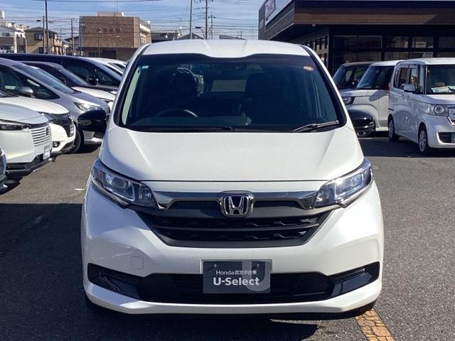 フリードハイブリッド ハイブリッド・Ｇブラックスタイル　禁煙車　純正９インチナビ　後席モニター　ミュージックサーバー　Ｂｌｕｅｔｏｏｔｈ　ＵＳＢ　フルセグ　リアカメラ　ＥＴＣ　シートヒーター　両側電動ドア　ＬＥＤ　純正１５インチアルミホイール　Ｗ電動ドア（6枚目）