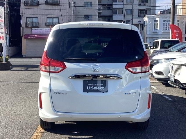 フリードハイブリッド ハイブリッド・Ｇブラックスタイル　禁煙車　純正９インチナビ　後席モニター　ミュージックサーバー　Ｂｌｕｅｔｏｏｔｈ　ＵＳＢ　フルセグ　リアカメラ　ＥＴＣ　シートヒーター　両側電動ドア　ＬＥＤ　純正１５インチアルミホイール　Ｗ電動ドア（7枚目）