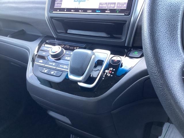 フリードハイブリッド ハイブリッド・Ｇブラックスタイル　禁煙車　純正９インチナビ　後席モニター　ミュージックサーバー　Ｂｌｕｅｔｏｏｔｈ　ＵＳＢ　フルセグ　リアカメラ　ＥＴＣ　シートヒーター　両側電動ドア　ＬＥＤ　純正１５インチアルミホイール　Ｗ電動ドア（11枚目）