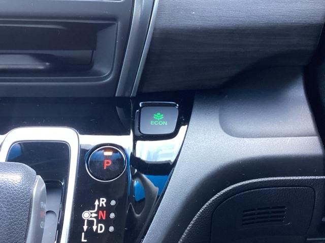 フリードハイブリッド ハイブリッド・Ｇブラックスタイル　禁煙車　純正９インチナビ　後席モニター　ミュージックサーバー　Ｂｌｕｅｔｏｏｔｈ　ＵＳＢ　フルセグ　リアカメラ　ＥＴＣ　シートヒーター　両側電動ドア　ＬＥＤ　純正１５インチアルミホイール　Ｗ電動ドア（12枚目）