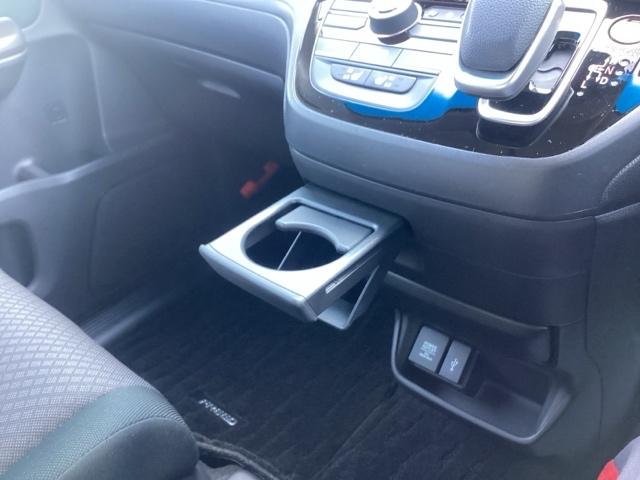 フリードハイブリッド ハイブリッド・Ｇブラックスタイル　禁煙車　純正９インチナビ　後席モニター　ミュージックサーバー　Ｂｌｕｅｔｏｏｔｈ　ＵＳＢ　フルセグ　リアカメラ　ＥＴＣ　シートヒーター　両側電動ドア　ＬＥＤ　純正１５インチアルミホイール　Ｗ電動ドア（14枚目）