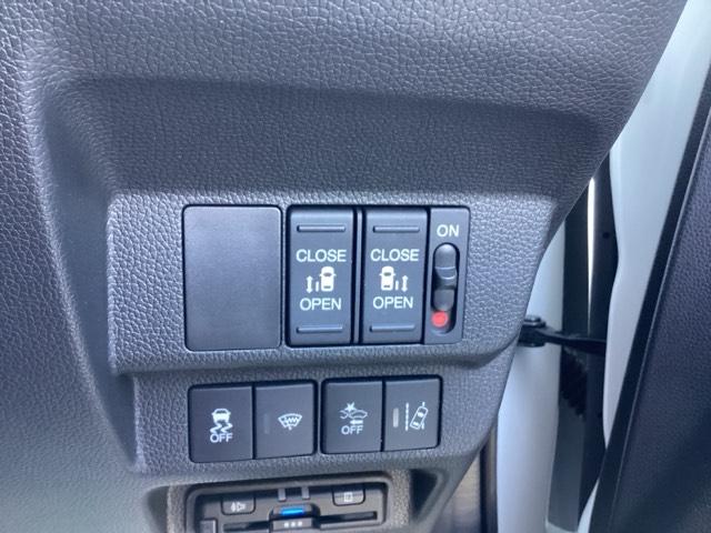 フリードハイブリッド ハイブリッド・Ｇブラックスタイル　禁煙車　純正９インチナビ　後席モニター　ミュージックサーバー　Ｂｌｕｅｔｏｏｔｈ　ＵＳＢ　フルセグ　リアカメラ　ＥＴＣ　シートヒーター　両側電動ドア　ＬＥＤ　純正１５インチアルミホイール　Ｗ電動ドア（17枚目）