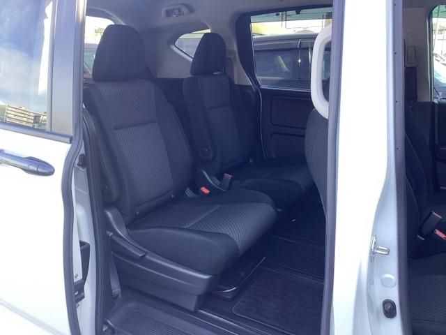 フリードハイブリッド ハイブリッド・Ｇブラックスタイル　禁煙車　純正９インチナビ　後席モニター　ミュージックサーバー　Ｂｌｕｅｔｏｏｔｈ　ＵＳＢ　フルセグ　リアカメラ　ＥＴＣ　シートヒーター　両側電動ドア　ＬＥＤ　純正１５インチアルミホイール　Ｗ電動ドア（22枚目）