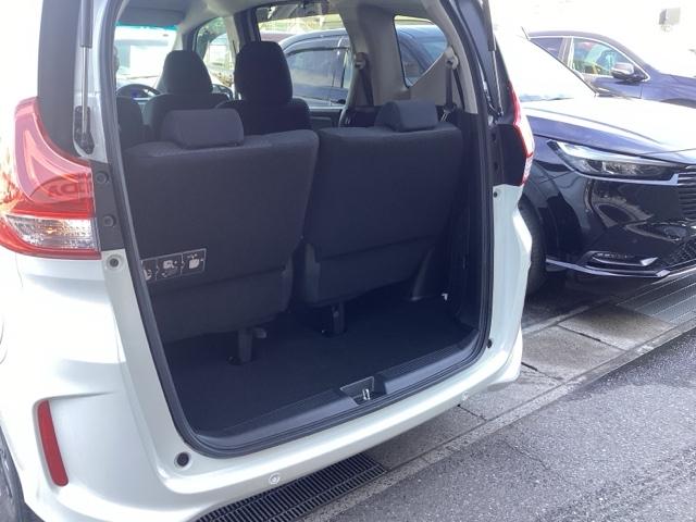 フリードハイブリッド ハイブリッド・Ｇブラックスタイル　禁煙車　純正９インチナビ　後席モニター　ミュージックサーバー　Ｂｌｕｅｔｏｏｔｈ　ＵＳＢ　フルセグ　リアカメラ　ＥＴＣ　シートヒーター　両側電動ドア　ＬＥＤ　純正１５インチアルミホイール　Ｗ電動ドア（26枚目）