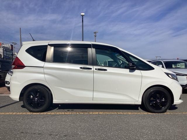 フリードハイブリッド ハイブリッド・Ｇブラックスタイル　禁煙車　純正９インチナビ　後席モニター　ミュージックサーバー　Ｂｌｕｅｔｏｏｔｈ　ＵＳＢ　フルセグ　リアカメラ　ＥＴＣ　シートヒーター　両側電動ドア　ＬＥＤ　純正１５インチアルミホイール　Ｗ電動ドア（35枚目）