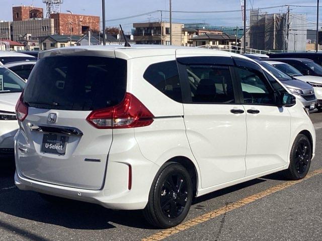 フリードハイブリッド ハイブリッド・Ｇブラックスタイル　禁煙車　純正９インチナビ　後席モニター　ミュージックサーバー　Ｂｌｕｅｔｏｏｔｈ　ＵＳＢ　フルセグ　リアカメラ　ＥＴＣ　シートヒーター　両側電動ドア　ＬＥＤ　純正１５インチアルミホイール　Ｗ電動ドア（40枚目）