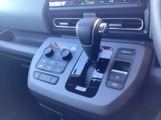 フリード ｅ：ＨＥＶクロスター　禁煙車　元当社試乗車　純正１１．４インチナビ　ミュージックサーバー　Ｂｌｕｅｔｏｏｔｈ　ＵＳＢ　フルセグ　リアカメラ　ＥＴＣ　純正ドラレコ　シートヒーター　両側電動ドア　純正１５インチアルミホイール（12枚目）