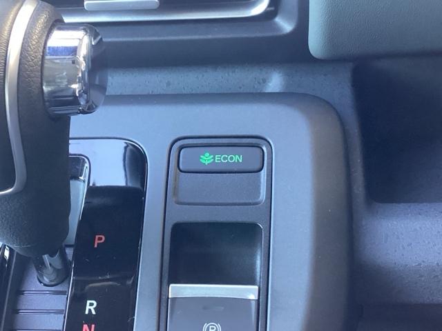 フリード ｅ：ＨＥＶクロスター　禁煙車　元当社試乗車　純正１１．４インチナビ　ミュージックサーバー　Ｂｌｕｅｔｏｏｔｈ　ＵＳＢ　フルセグ　リアカメラ　ＥＴＣ　純正ドラレコ　シートヒーター　両側電動ドア　純正１５インチアルミホイール（14枚目）