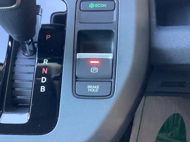 フリード ｅ：ＨＥＶクロスター　禁煙車　元当社試乗車　純正１１．４インチナビ　ミュージックサーバー　Ｂｌｕｅｔｏｏｔｈ　ＵＳＢ　フルセグ　リアカメラ　ＥＴＣ　純正ドラレコ　シートヒーター　両側電動ドア　純正１５インチアルミホイール（15枚目）