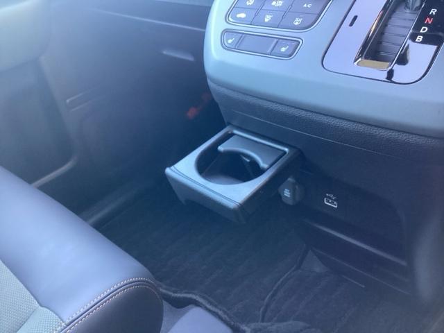 フリード ｅ：ＨＥＶクロスター　禁煙車　元当社試乗車　純正１１．４インチナビ　ミュージックサーバー　Ｂｌｕｅｔｏｏｔｈ　ＵＳＢ　フルセグ　リアカメラ　ＥＴＣ　純正ドラレコ　シートヒーター　両側電動ドア　純正１５インチアルミホイール（16枚目）