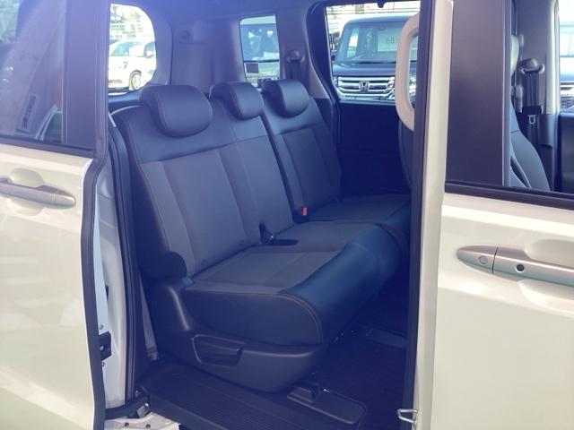 フリード ｅ：ＨＥＶクロスター　禁煙車　元当社試乗車　純正１１．４インチナビ　ミュージックサーバー　Ｂｌｕｅｔｏｏｔｈ　ＵＳＢ　フルセグ　リアカメラ　ＥＴＣ　純正ドラレコ　シートヒーター　両側電動ドア　純正１５インチアルミホイール（25枚目）