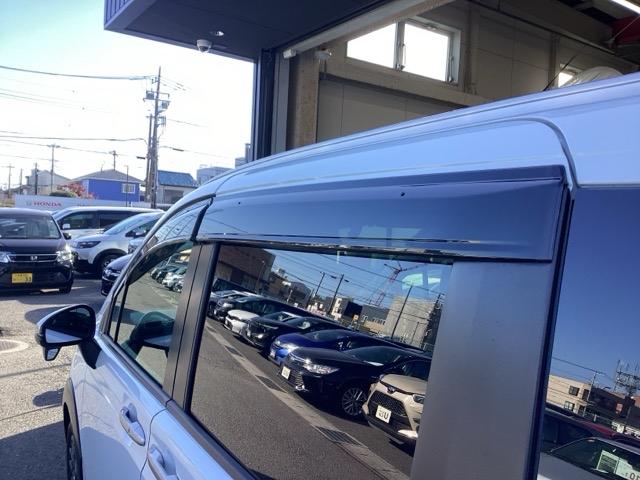 フリード ｅ：ＨＥＶクロスター　禁煙車　元当社試乗車　純正１１．４インチナビ　ミュージックサーバー　Ｂｌｕｅｔｏｏｔｈ　ＵＳＢ　フルセグ　リアカメラ　ＥＴＣ　純正ドラレコ　シートヒーター　両側電動ドア　純正１５インチアルミホイール（29枚目）