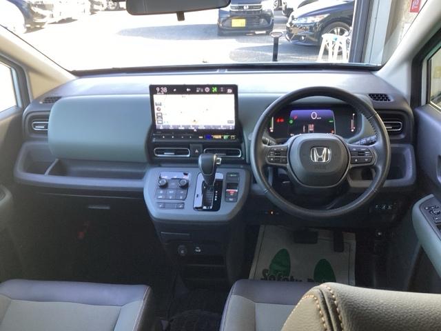 フリード ｅ：ＨＥＶクロスター　禁煙車　元当社試乗車　純正１１．４インチナビ　ミュージックサーバー　Ｂｌｕｅｔｏｏｔｈ　ＵＳＢ　フルセグ　リアカメラ　ＥＴＣ　純正ドラレコ　シートヒーター　両側電動ドア　純正１５インチアルミホイール（31枚目）