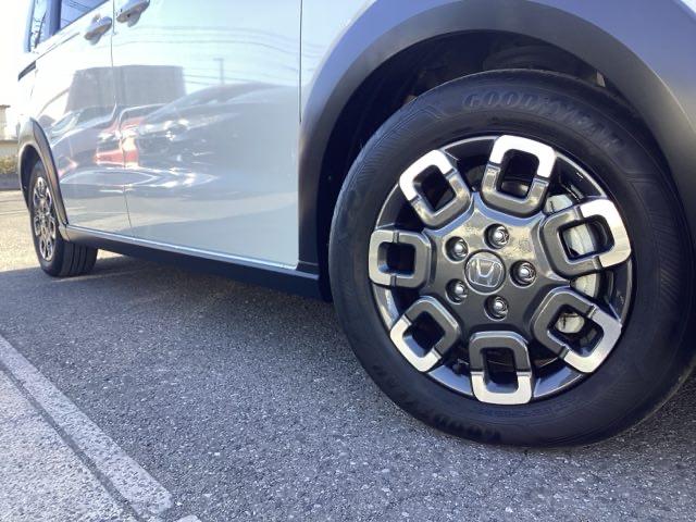 フリード ｅ：ＨＥＶクロスター　禁煙車　元当社試乗車　純正１１．４インチナビ　ミュージックサーバー　Ｂｌｕｅｔｏｏｔｈ　ＵＳＢ　フルセグ　リアカメラ　ＥＴＣ　純正ドラレコ　シートヒーター　両側電動ドア　純正１５インチアルミホイール（33枚目）