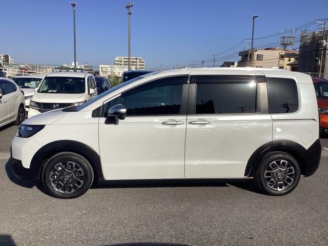 フリード ｅ：ＨＥＶクロスター　禁煙車　元当社試乗車　純正１１．４インチナビ　ミュージックサーバー　Ｂｌｕｅｔｏｏｔｈ　ＵＳＢ　フルセグ　リアカメラ　ＥＴＣ　純正ドラレコ　シートヒーター　両側電動ドア　純正１５インチアルミホイール（35枚目）