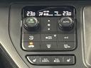 【デュアルフルオートエアコン】エアコンはもちろん簡単操作のフルオートタイプですが、運転席側と助手席側で独立して温度設定が可能なデュアルフルオートエアコンを装備しております!