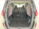 【ラゲッジスペース】３列目シートを左右にハネ上げて、２列目ベンチシートを折り畳むと、広くて平らなラゲッジスペースになります♪