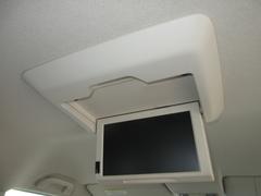 後席用のモニターがついています。特に小さいお子さん移動時間が退屈せずに大喜び！見たいテレビやＤＶＤなどが楽しめます。みんなでワイワイ楽しいドライブですねぇ～！ 6