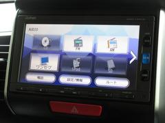 ナビゲーションはギャザズメモリーナビ（ＶＸＭ−１７４ＣＳｉ）を装着しております。ＡＭ、ＦＭ、ＣＤ、Ｂｌｕｅｔｏｏｔｈ、ワンセグＴＶがご使用いただけます。初めて訪れた場所でも安心ですね！ 3