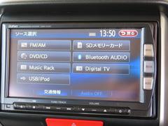 ナビゲーションはＶＸＭ−１２２ＶＦを装着。ＡＭ、ＦＭ、ＣＤ、ＤＶＤ再生、フルセグＴＶ、録音再生機能がご使用いただけます。初めて訪れた場所でも安心ですね！ 5