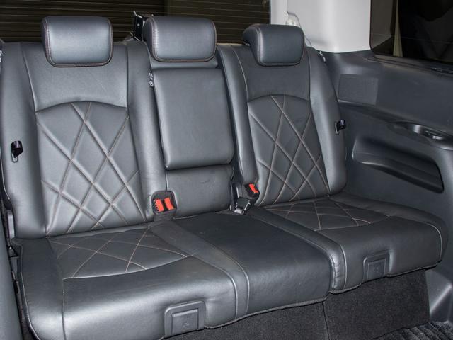 エルグランド ３５０ハイウェイスタープレミアムアーバンクロム　（禁煙車）（ＢＯＳＥサウンドシステム）後席モニター／全周囲カメラ／インテリジェントクルーズコントロール／エマージェンシーブレーキ／標識検知機能／車線逸脱警報／黒本革シート／両側電動スライドドア／ＥＴＣ（30枚目）