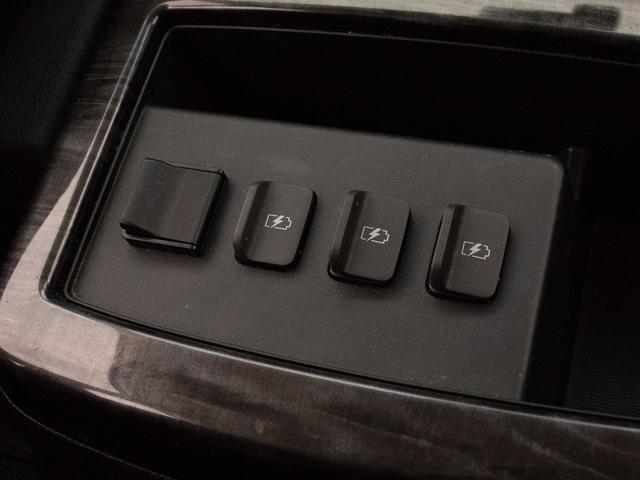 エルグランド ３５０ハイウェイスタープレミアムアーバンクロム　（禁煙車）（ＢＯＳＥサウンドシステム）後席モニター／全周囲カメラ／インテリジェントクルーズコントロール／エマージェンシーブレーキ／標識検知機能／車線逸脱警報／黒本革シート／両側電動スライドドア／ＥＴＣ（38枚目）