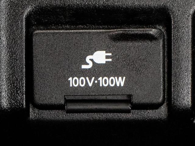 充電や緊急時の電源確保等に役立つＡＣ１００Ｖコンセント差込口を標準装備となりなます！