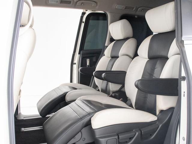 後席オットマン搭載！！足を伸ばしても当たらない？？そんな快適特別空間です！！車内は抗菌オゾンクリーニング済みの良好な１台で御座います！！