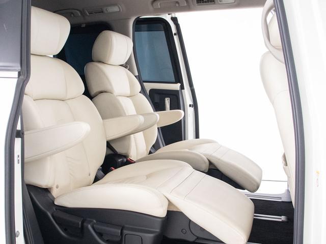 セカンドシートは７人乗りのキャプテンシートタイプとなっております！オットマンも装備してますので、足を伸ばしくつろぐ事が出来ます！