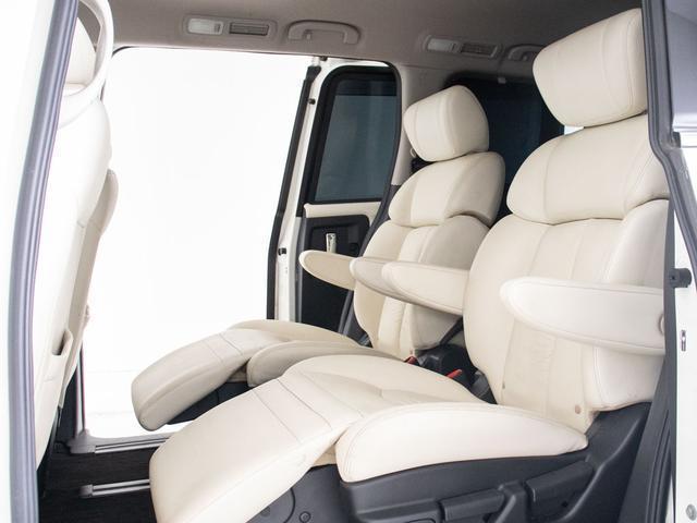 後席オットマン搭載！！足を伸ばしても当たらない？？そんな快適特別空間です！！車内は抗菌オゾンクリーニング済みの良好な１台で御座います！！