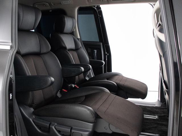 セカンドシートは７人乗りのキャプテンシートタイプとなっております！オットマンも装備してますので、足を伸ばしくつろぐ事が出来ます！
