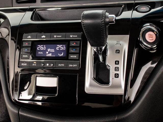 運転席と助手席のエアコン温度をそれぞれ変えられるデュアル式エアコン搭載！！