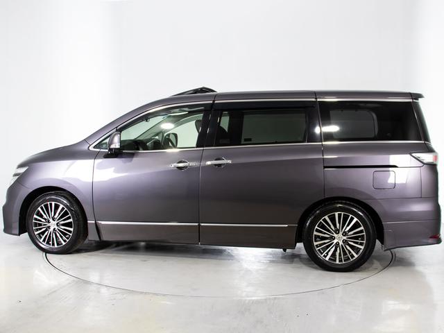 エルグランド ３５０ハイウェイスタープレミアム　（禁煙）（サンルーフ）（ＢＯＳＥサウンド）（保冷温庫マルチファンクションコンソール）黒本革シート／全方位カメラ／後席モニター／前車追従レーダークルーズ／衝突被害軽減装置／両側自動ドア／パワーバックドア（17枚目）