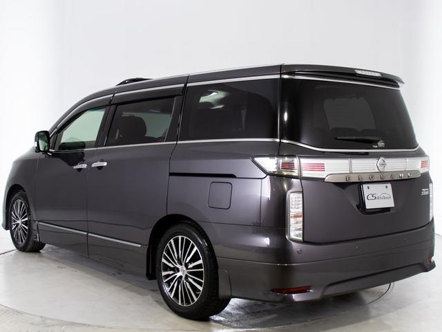 エルグランド ３５０ハイウェイスタープレミアム　（禁煙）（サンルーフ）（ＢＯＳＥサウンド）（保冷温庫マルチファンクションコンソール）黒本革シート／全方位カメラ／後席モニター／前車追従レーダークルーズ／衝突被害軽減装置／両側自動ドア／パワーバックドア（21枚目）