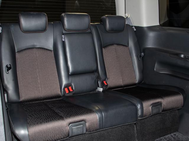 エルグランド ２５０ハイウェイスターＳ　アーバンクロム　（禁煙車）（後席モニター）両側電動スライドドア／クルーズコントロール／バックカメラ／クリアランスソナー／ハーフレザーシート／ＬＥＤヘッドライト／Ｂｌｕｅｔｏｏｔｈ接続／フルセグＴＶ後席オットマン（29枚目）