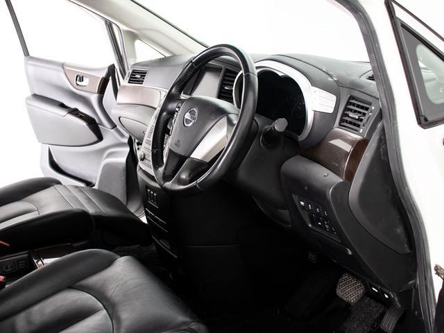 エルグランド ＶＩＰ　サンルーフ／黒本革シート／後席モニター／オートステップ／全周囲カメラ／両側電動スライドドア／パワーバックドア／シートヒーター／パワーシート／クリアランスソナー／ＡＣ１００Ｖ電源／Ｂｌｕｅｔｏｏｔｈ接続（35枚目）