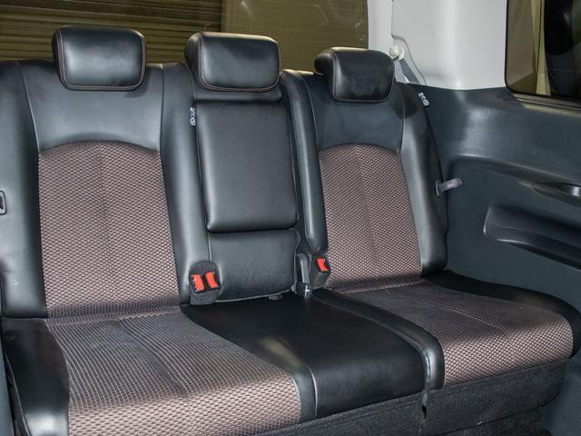 エルグランド ３５０ハイウェイスターアーバンクロム　（サンルーフ）（８人乗りフルフラットシート）全周囲カメラ／後席モニター／両側電動スライドドア／日産純正ＨＤＤナビ／ＡＣ１００Ｖ電源／ハーフレザーシート／クリアランスソナー／パワーバックドア／フルセグ（28枚目）