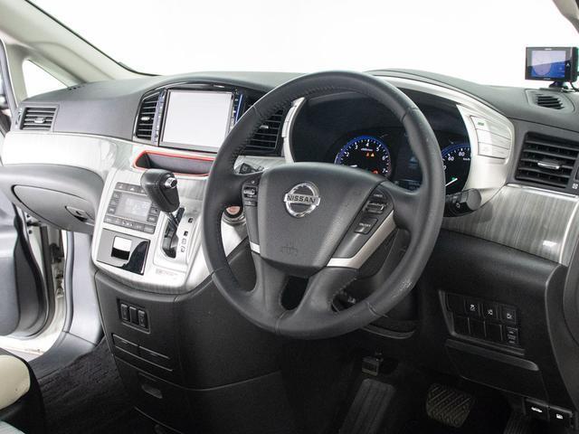 エルグランド ライダー　オーテック３０ｔｈアニバーサリー　（禁煙車）（ＡＵＴＥＣＨ特別仕様車）白ｘ黒コンビ本革シート／両側電動スライドドア／後席モニター／クルーズコントロール／バックカメラ／シートヒーター／パワーシート／ＬＥＤヘッドライト／フルセグＴＶ（44枚目）