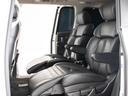 セカンドシートは7人乗りのキャプテンシートタイプとなっております!オットマンも装備してますので、足を伸ばしくつろぐ事が出来ます!