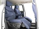 セカンドシートは7人乗りのキャプテンシートタイプとなっております!オットマンも装備してますので、足を伸ばしくつろぐ事が出来ます!