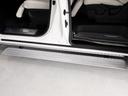 後席を開けると車両下部から自動でステップが展開して乗り降りをサポートします！もちろんオンオフの切り替えも可能です！
